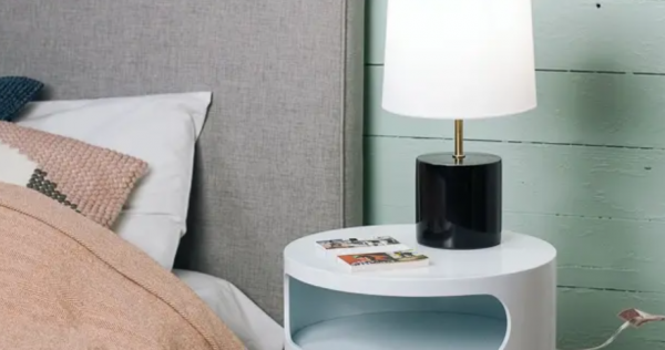 Kamar tidur dengan meja samping tempat tidur yang dilengkapi dengan lampu baca